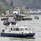 Buran mit Schlepper vor der Loreley