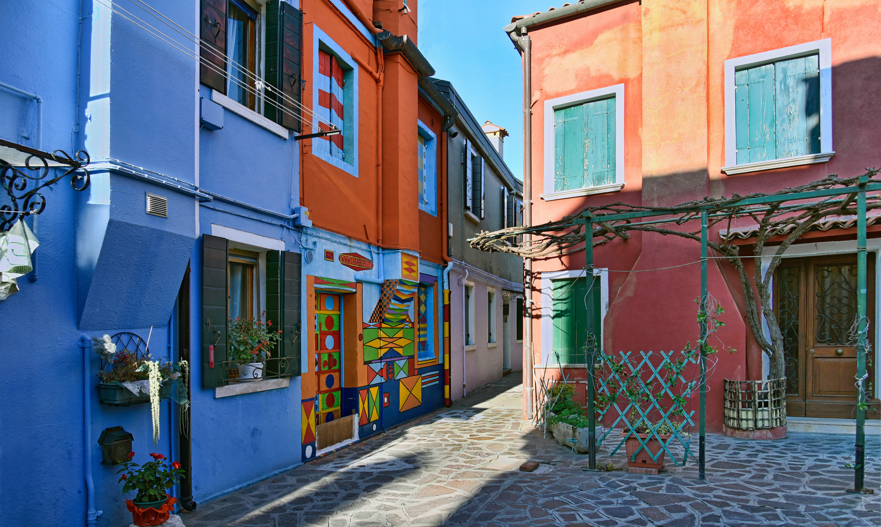 BURANO   - Kunst an der Fassade -