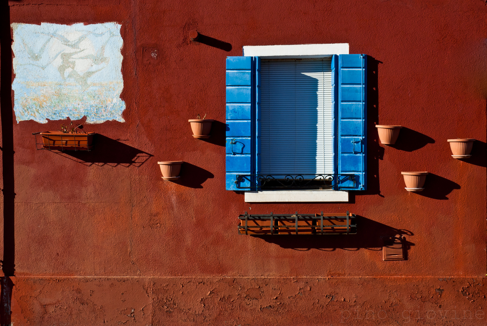 Burano. Parete e vasi portafiori. Dettaglio.