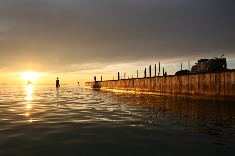 Burano, pescatore al tramonto