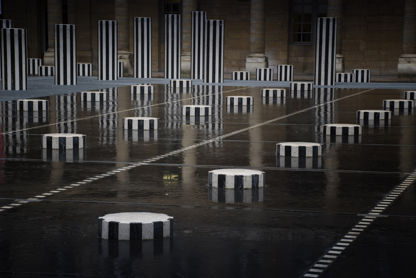 Buren - les Colonnes sous la pluie