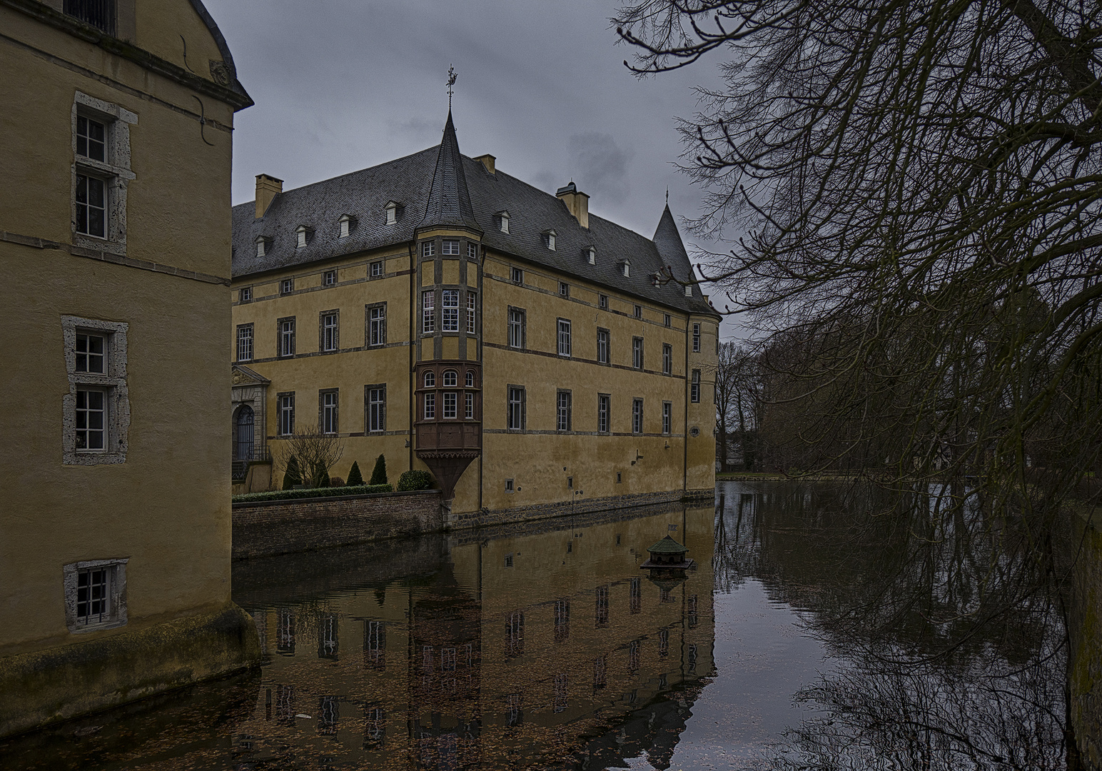 Burg Adendorf zwischen 2 Regenschauern