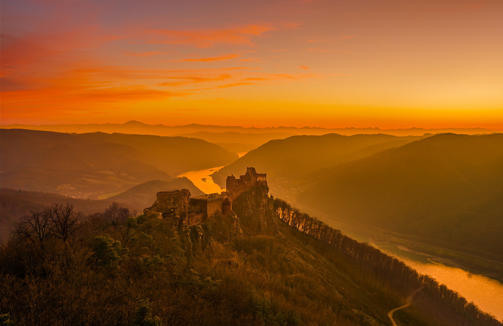 Burg Aggstein im Abendsonnenglühen