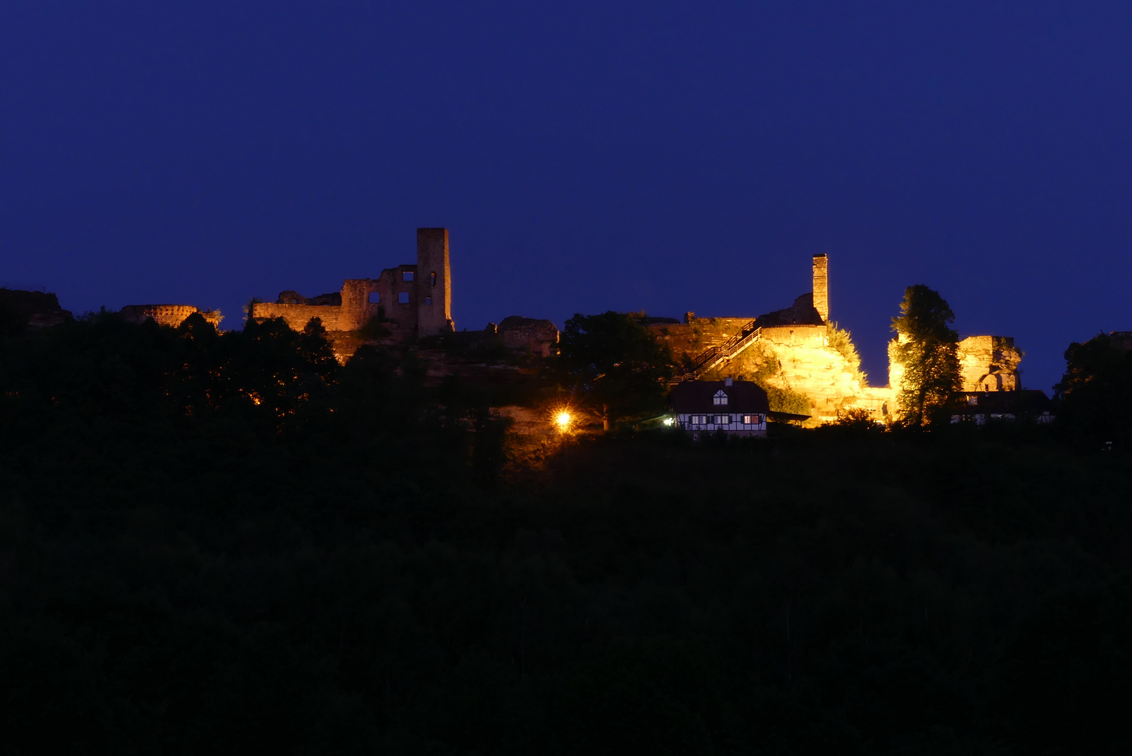 Burg Altdahn bei Nacht