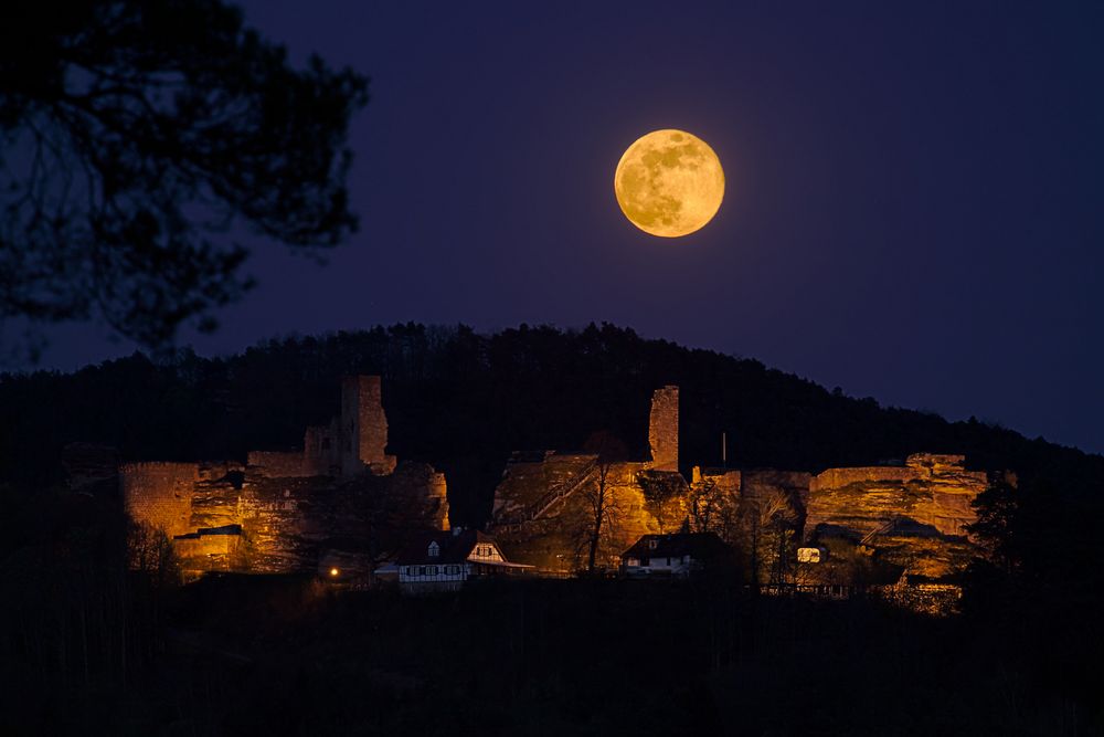 Burg Altdahn im Vollmond