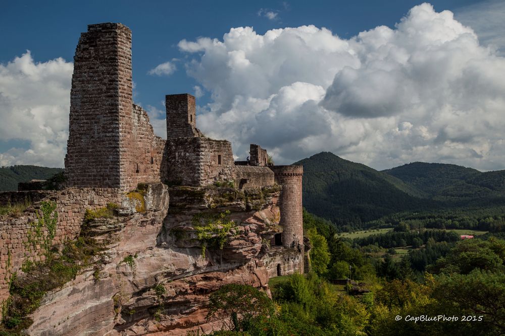 Burg Altdahn vor Wolkenkulisse