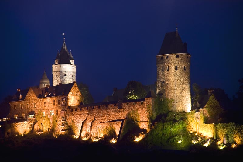 Burg Altena im Schimmer der Nacht II