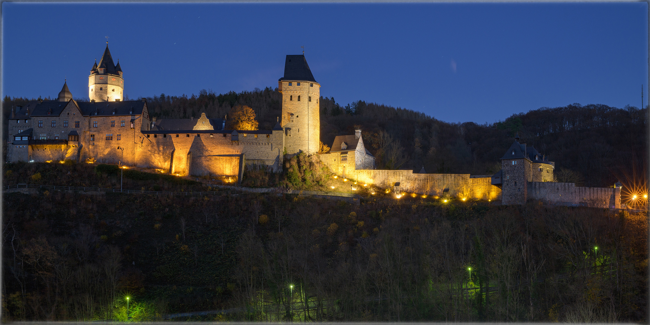 Burg-Altena-zur-blauen-Stunde