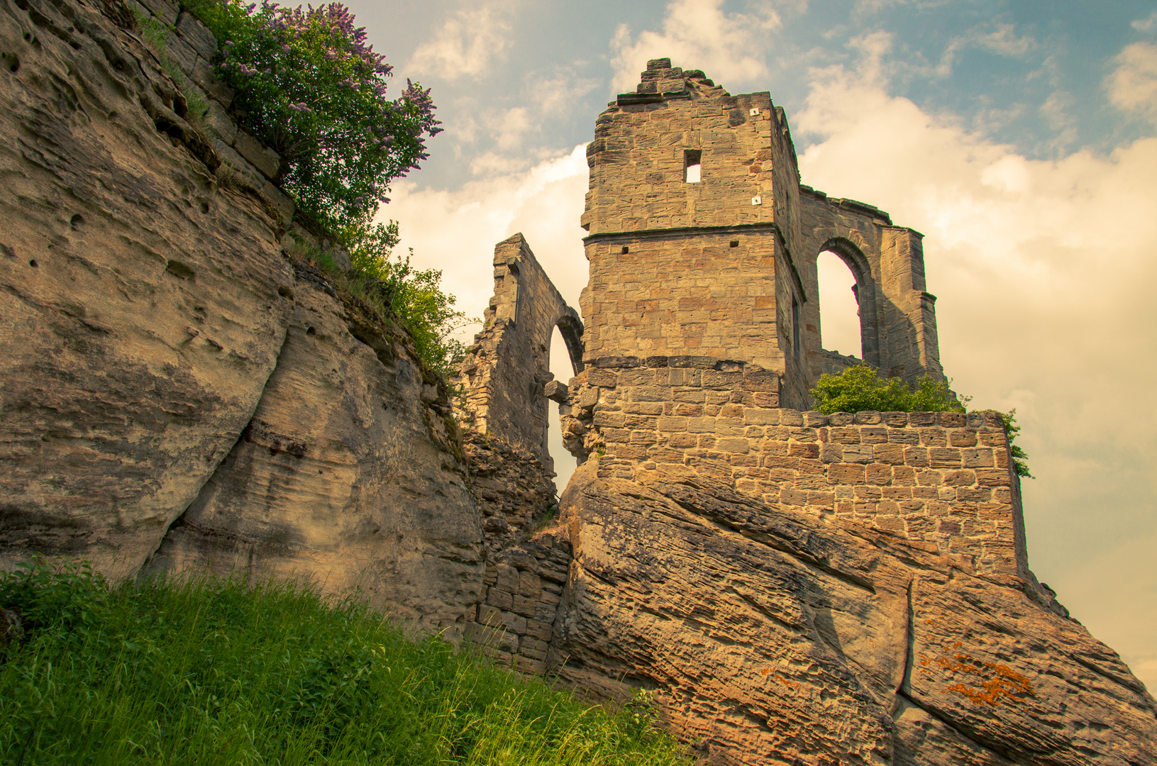 Burg Altenstein - auf mächtigen Räthsandsteinfelsen...