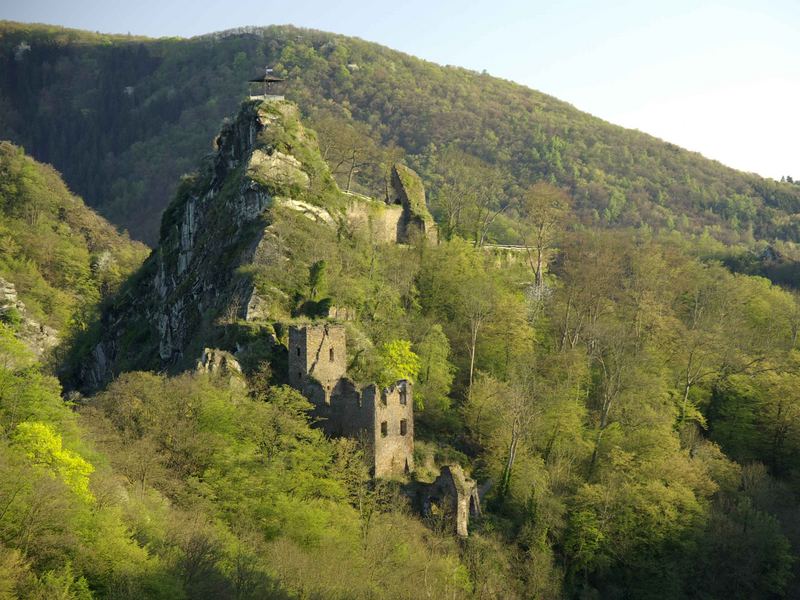 Burg Are im Frühling