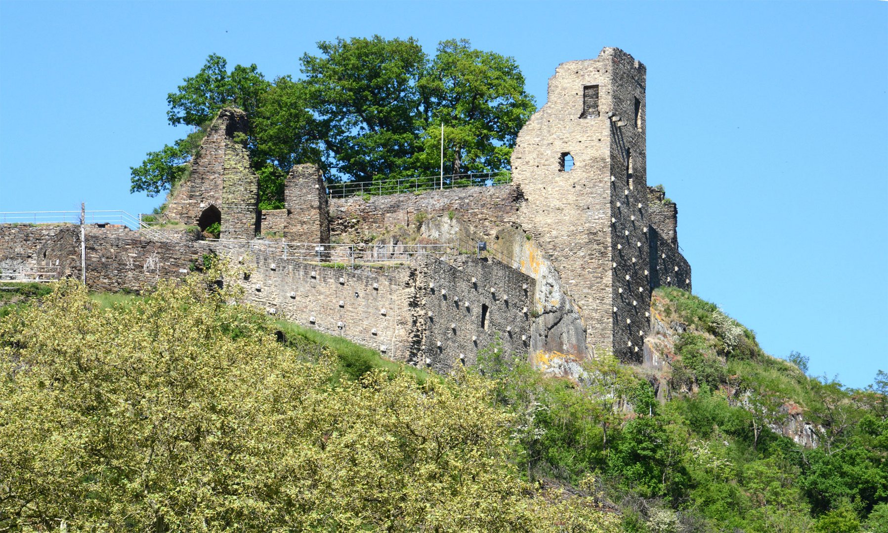 Burg Are oberhalb von Altenahr