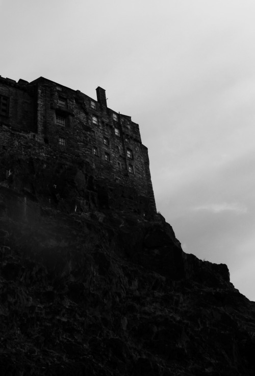 Burg auf Vulkangestein