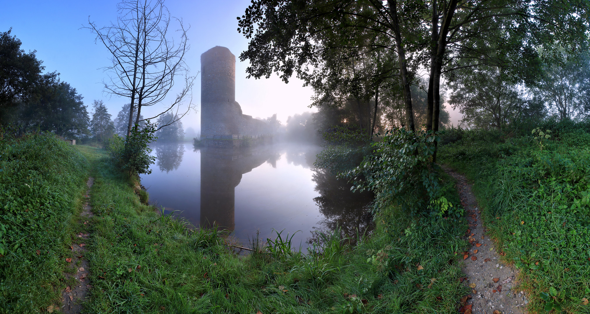 Burg Baldenau im Morgennebel