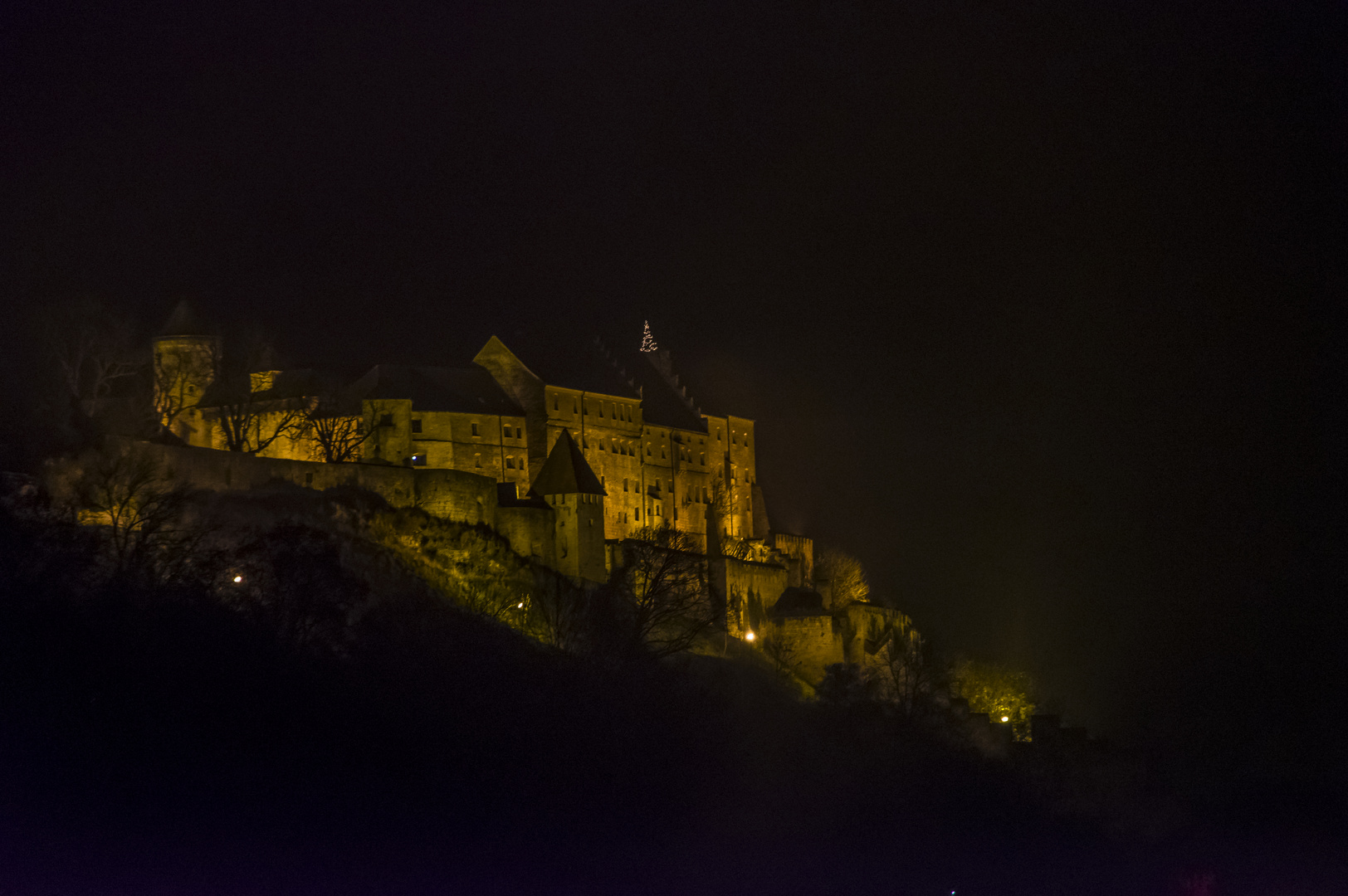 Burg bei Nacht