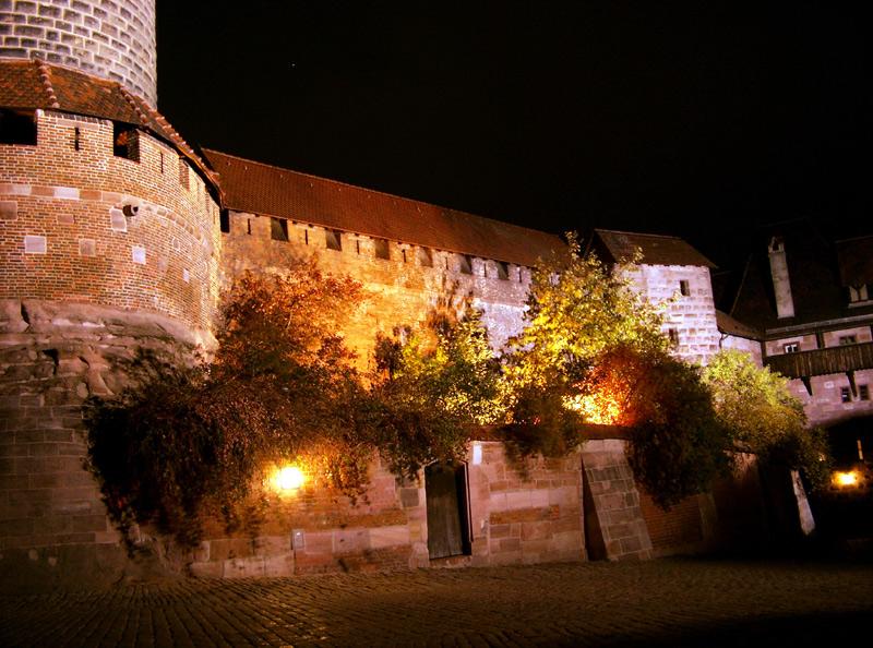 Burg bei Nacht