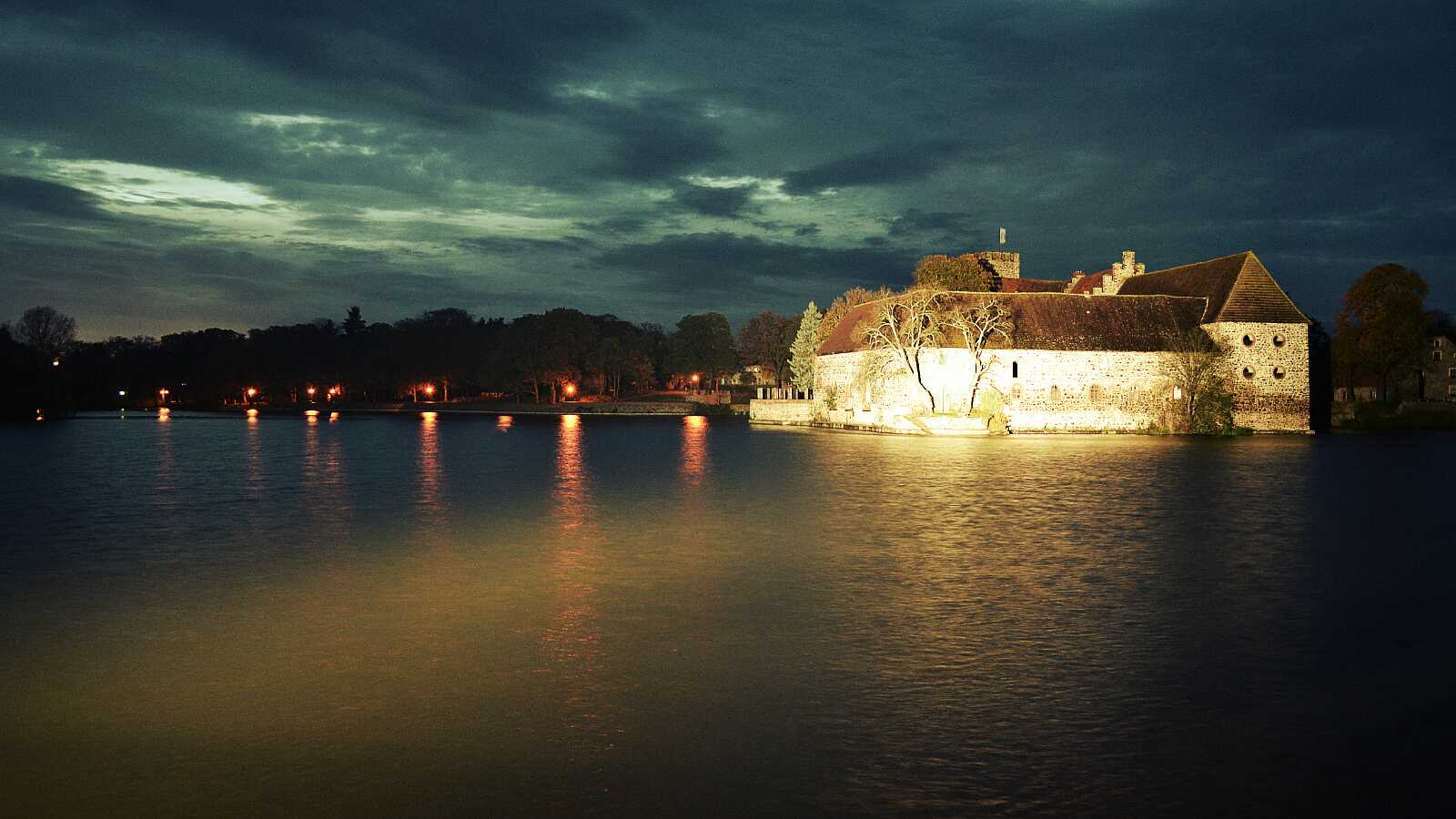 Burg bei Nacht