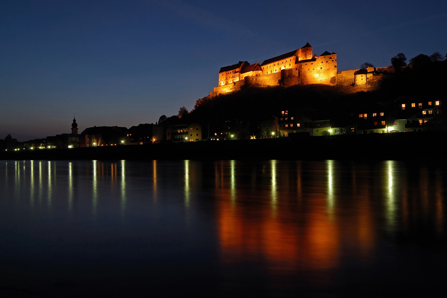 Burg bei Nacht