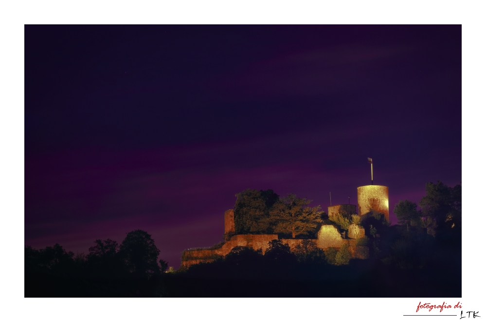 Burg bei Nacht und Nebel