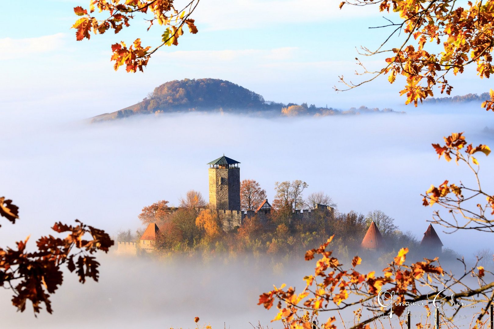 Burg Beilstein und Forstberg im Nebel