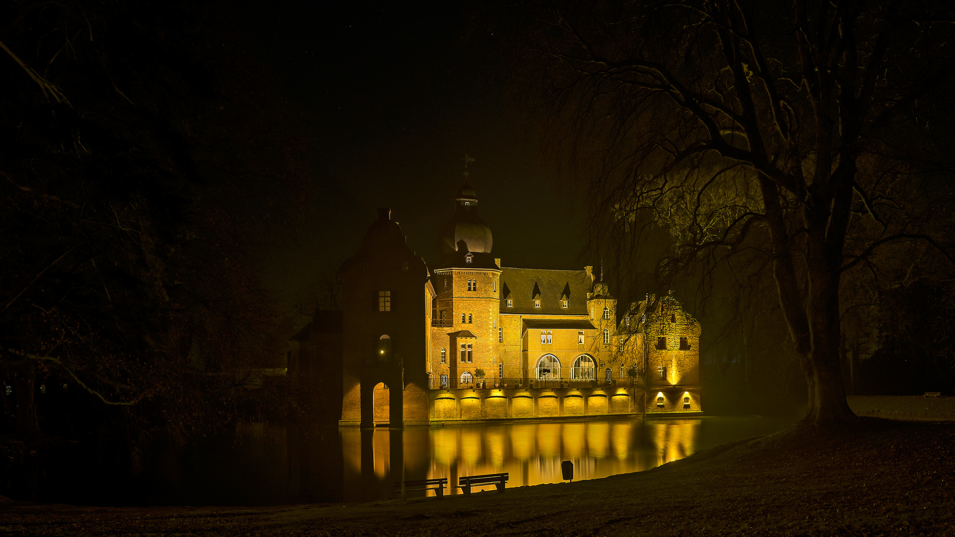 Burg Bergerhausen bei Nacht