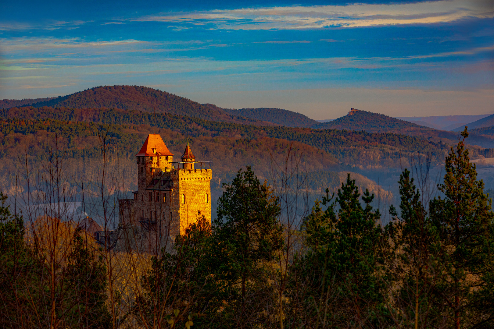 Burg Berwartstein bei Sonnenaufgang