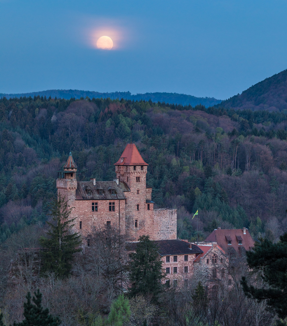 Burg Berwartstein im Mondlicht