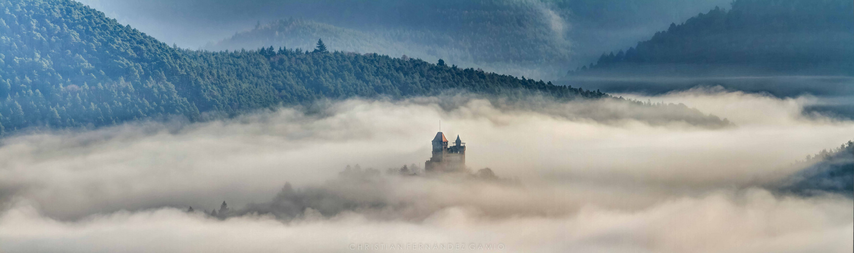 Burg Berwartstein im Nebel