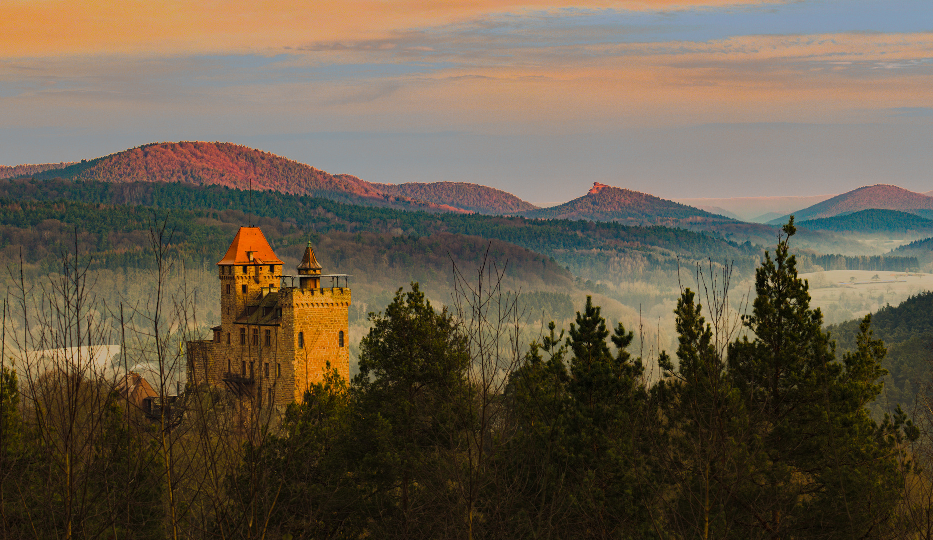 Burg Berwartstein vor Sonnenaufgang