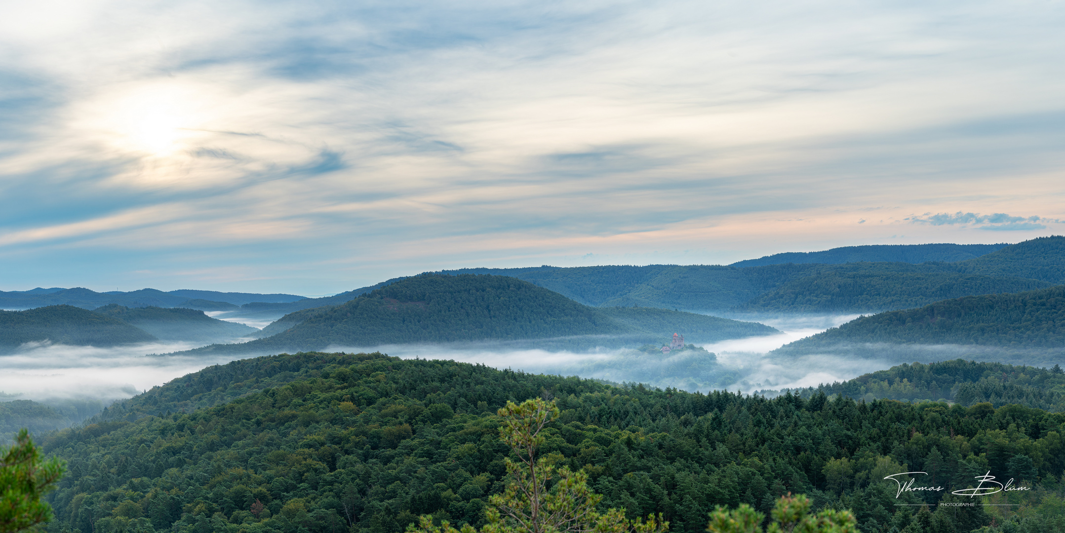 Burg Bewartstein im Morgennebel 2