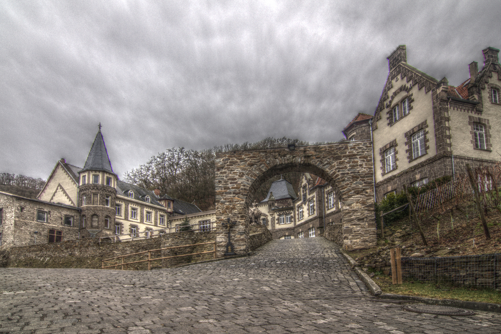 Burg Brohleck HDR2