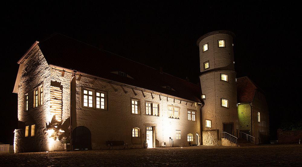 Burg Brome -8- die Burg nachts