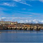 Burg, Brücke, Fluß, Menschenmassen