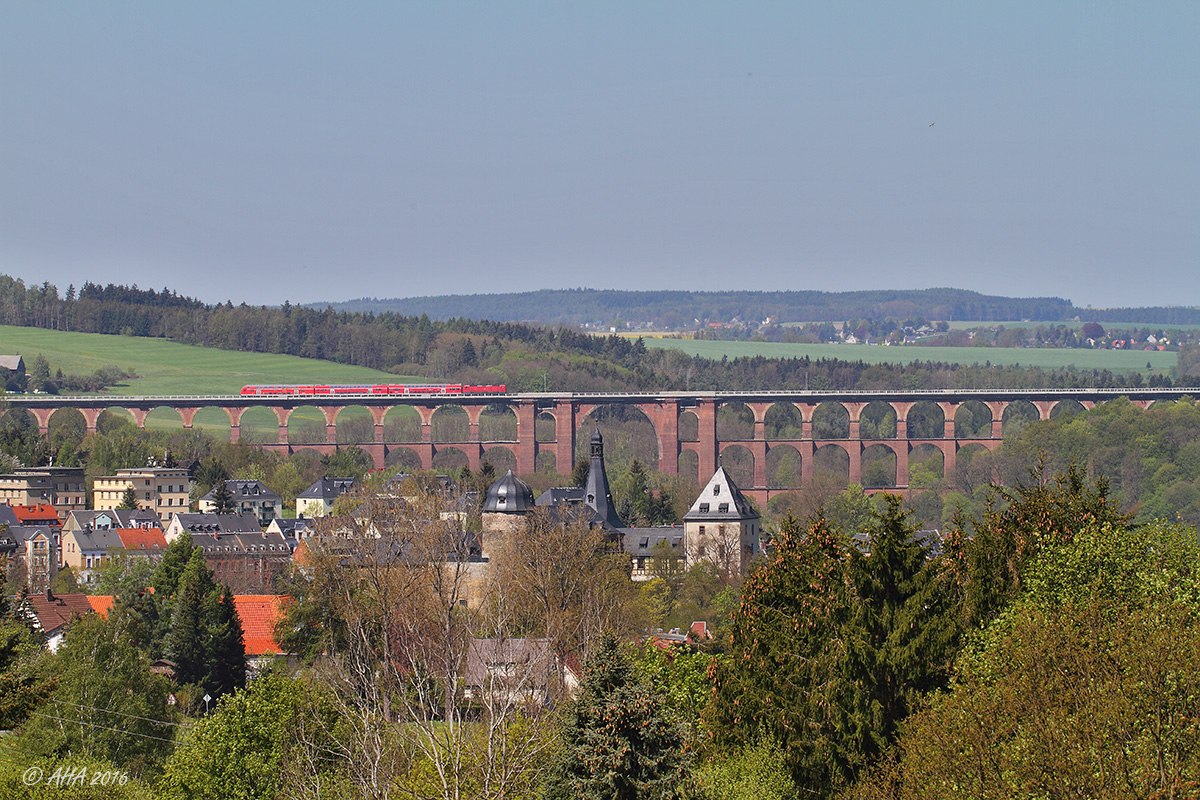 Burg, Brücke, Zug