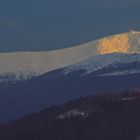 Burg Chojnik und Sniezka im letzten Abendlicht. [Kynast und Schneekoppe]