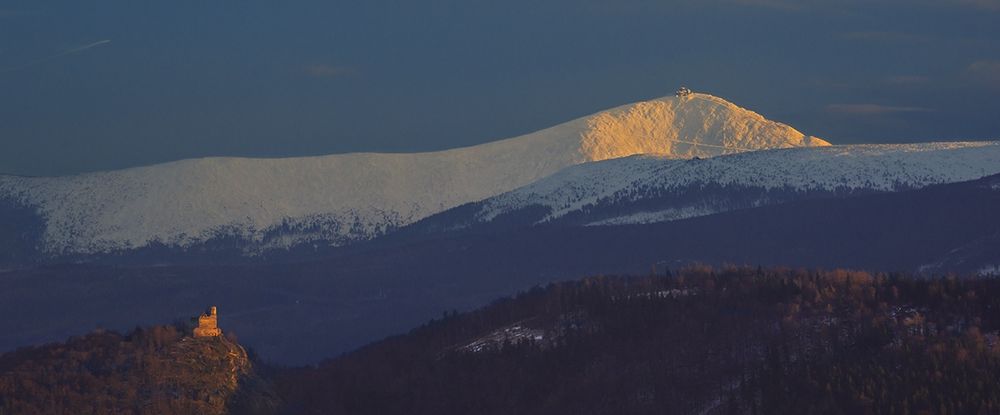 Burg Chojnik und Sniezka im letzten Abendlicht. [Kynast und Schneekoppe]