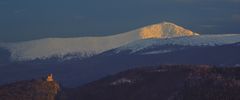 Burg Chojnik und Sniezka im letzten Abendlicht. [Kynast und Schneekoppe]