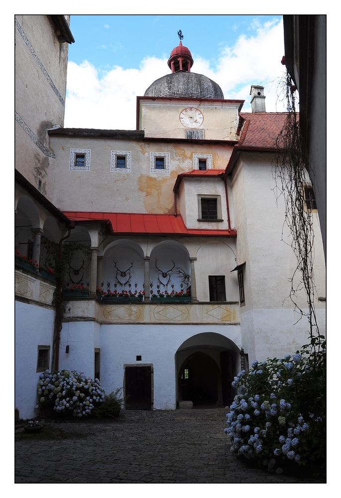 Burg Clam - Innenhof mit Turm