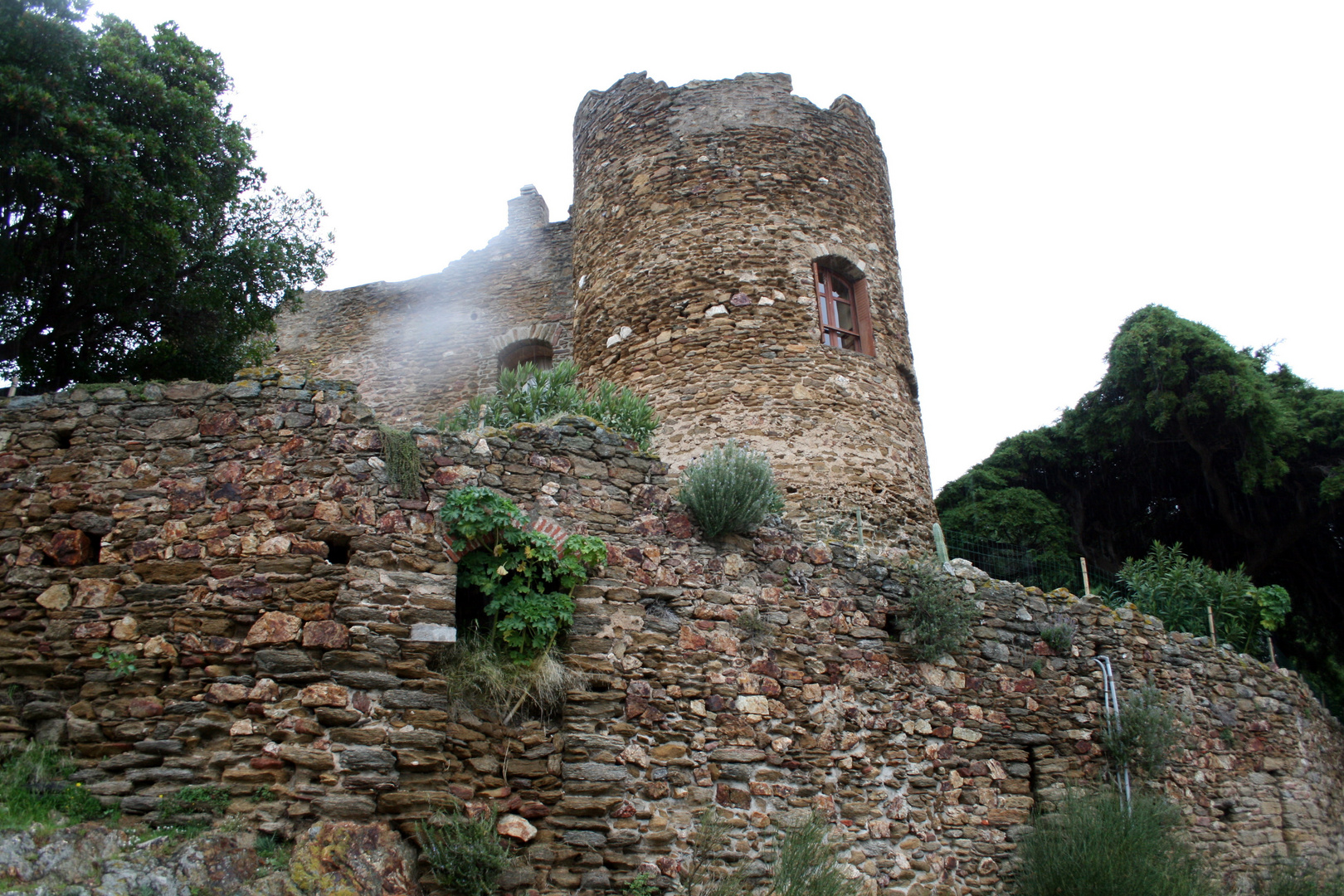 Burg der Herren von Fos aus dem 13. Jahrhundert