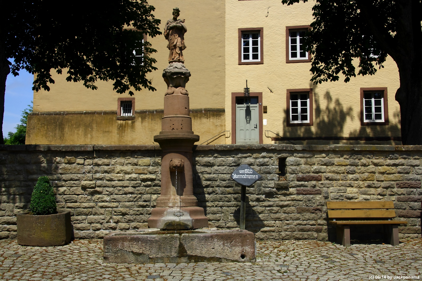 Burg Dudeldorf mit dem Johannesbrunnen