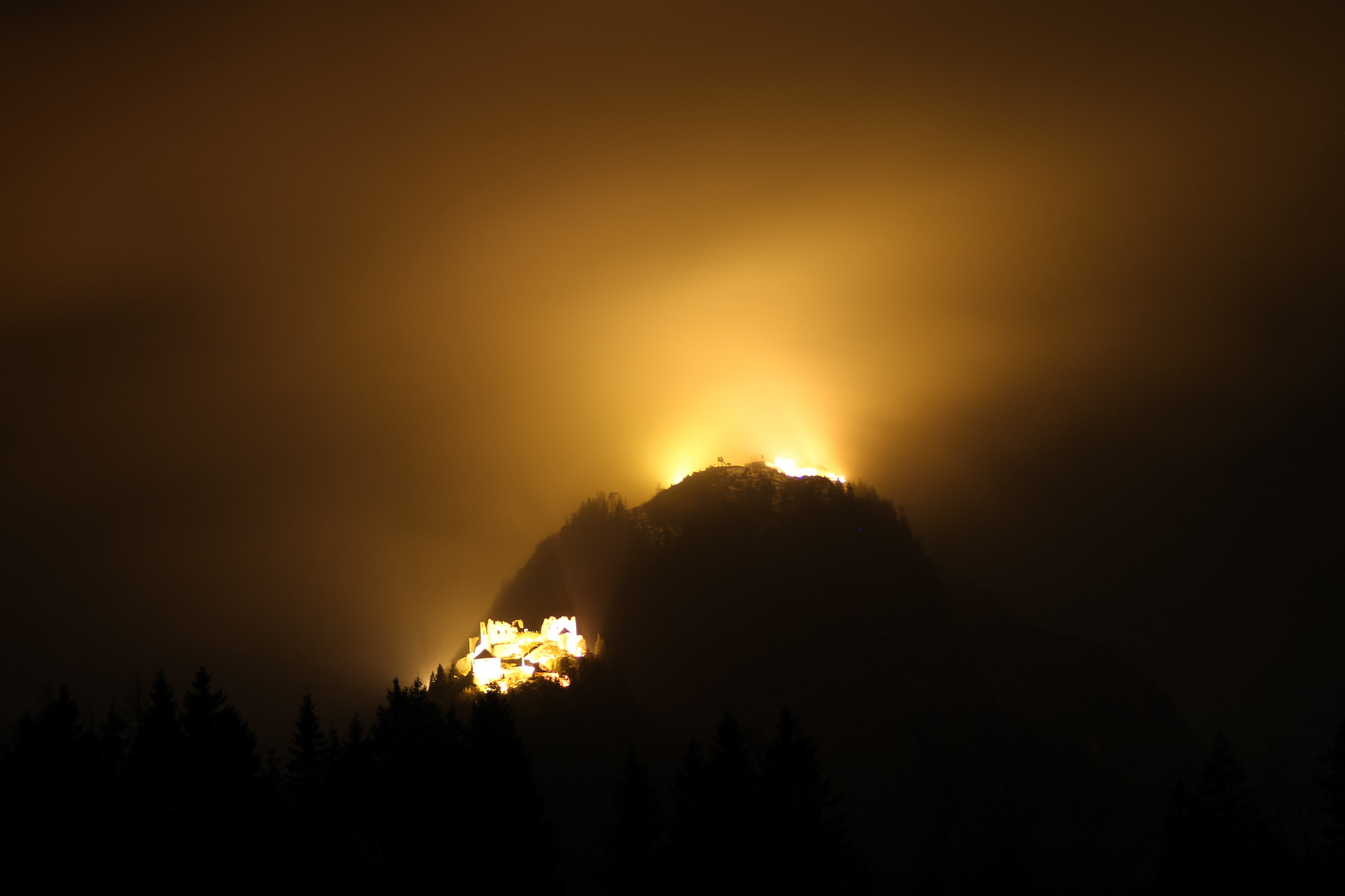 Burg Ehrenberg bei Nacht