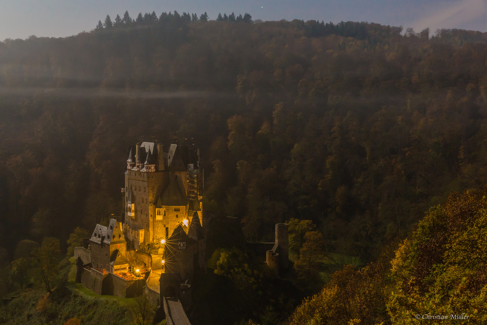 Burg Eltz (2) in einer Vollmondnacht im Herbst.