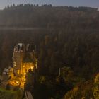 Burg Eltz (2) in einer Vollmondnacht im Herbst.