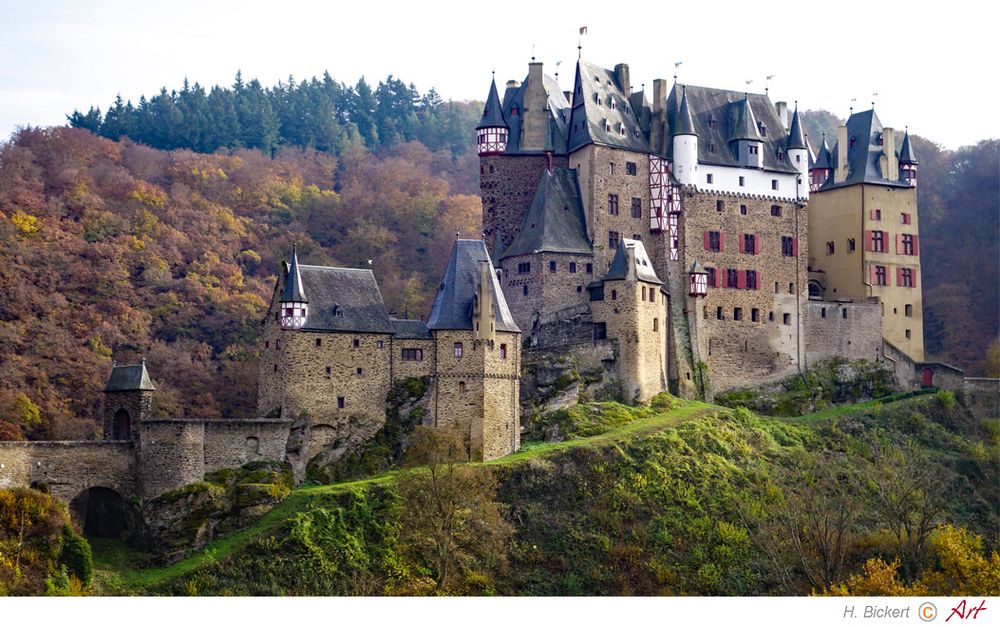 Burg Eltz an der Mosel im Herbst_01