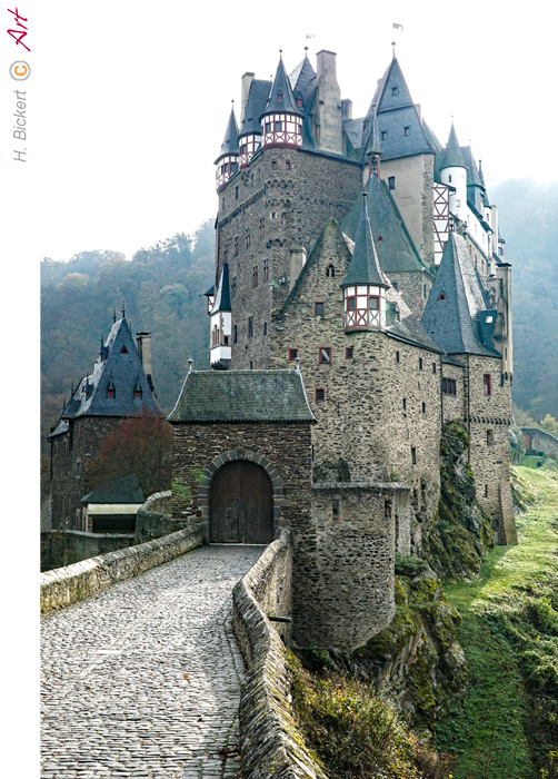 Burg Eltz an der Mosel im Herbst_02