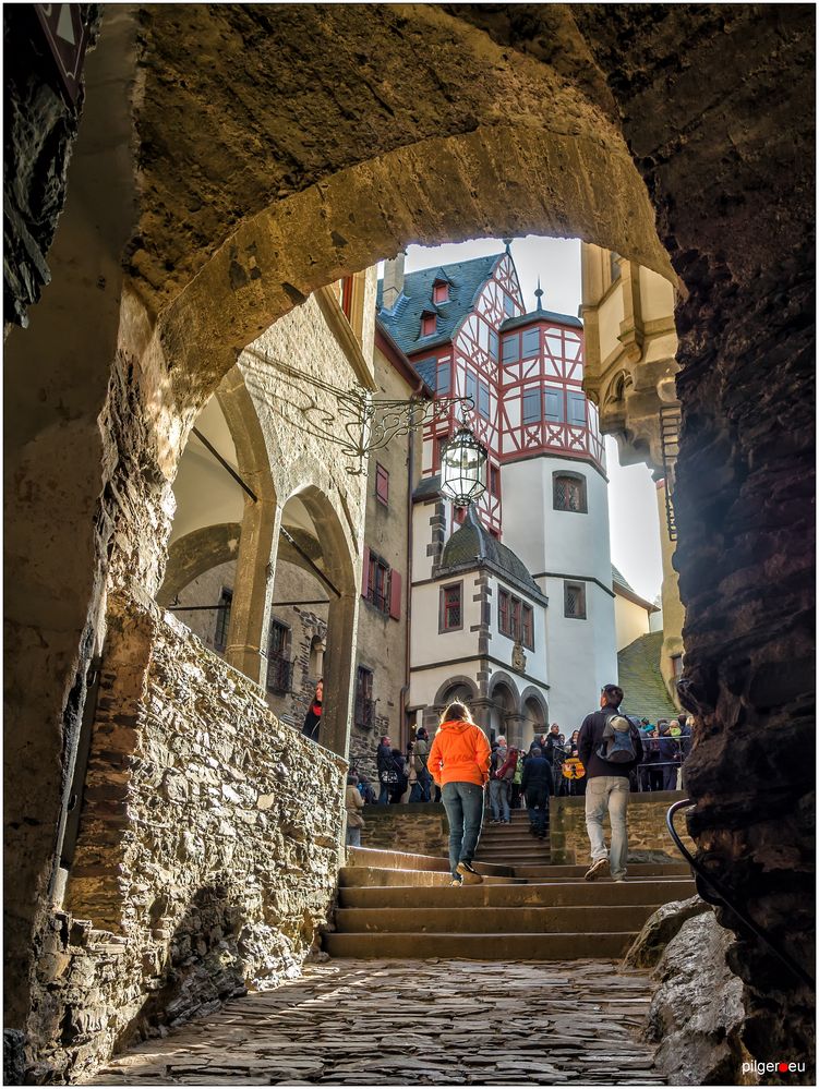 Burg Eltz - Aufgang zum Hof