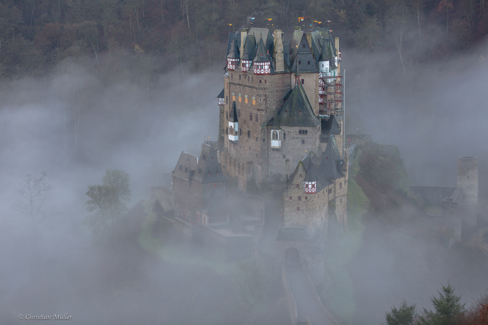 Burg Eltz bei auflösendem Frühnebel