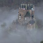 Burg Eltz bei auflösendem Frühnebel