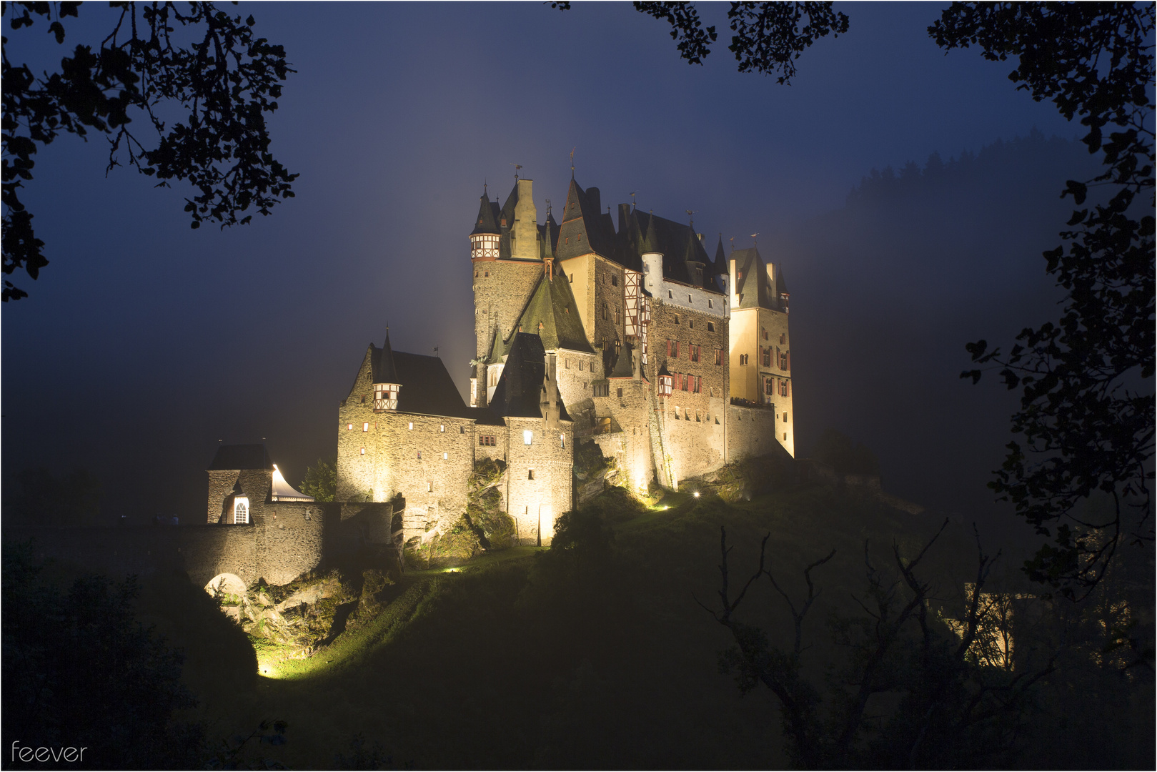 Burg Eltz bei Nacht und Nebel