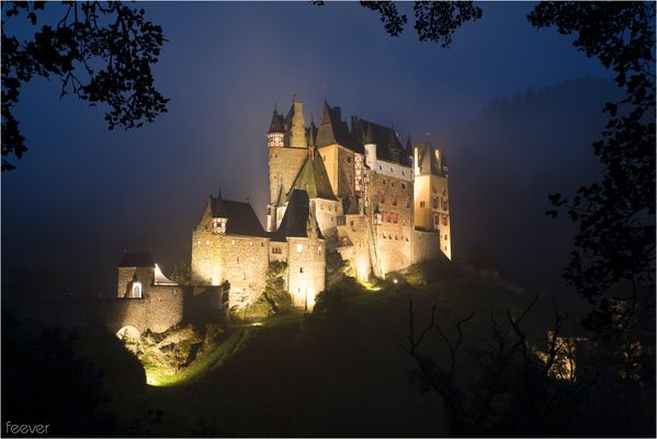 Burg Eltz bei Nacht und Nebel