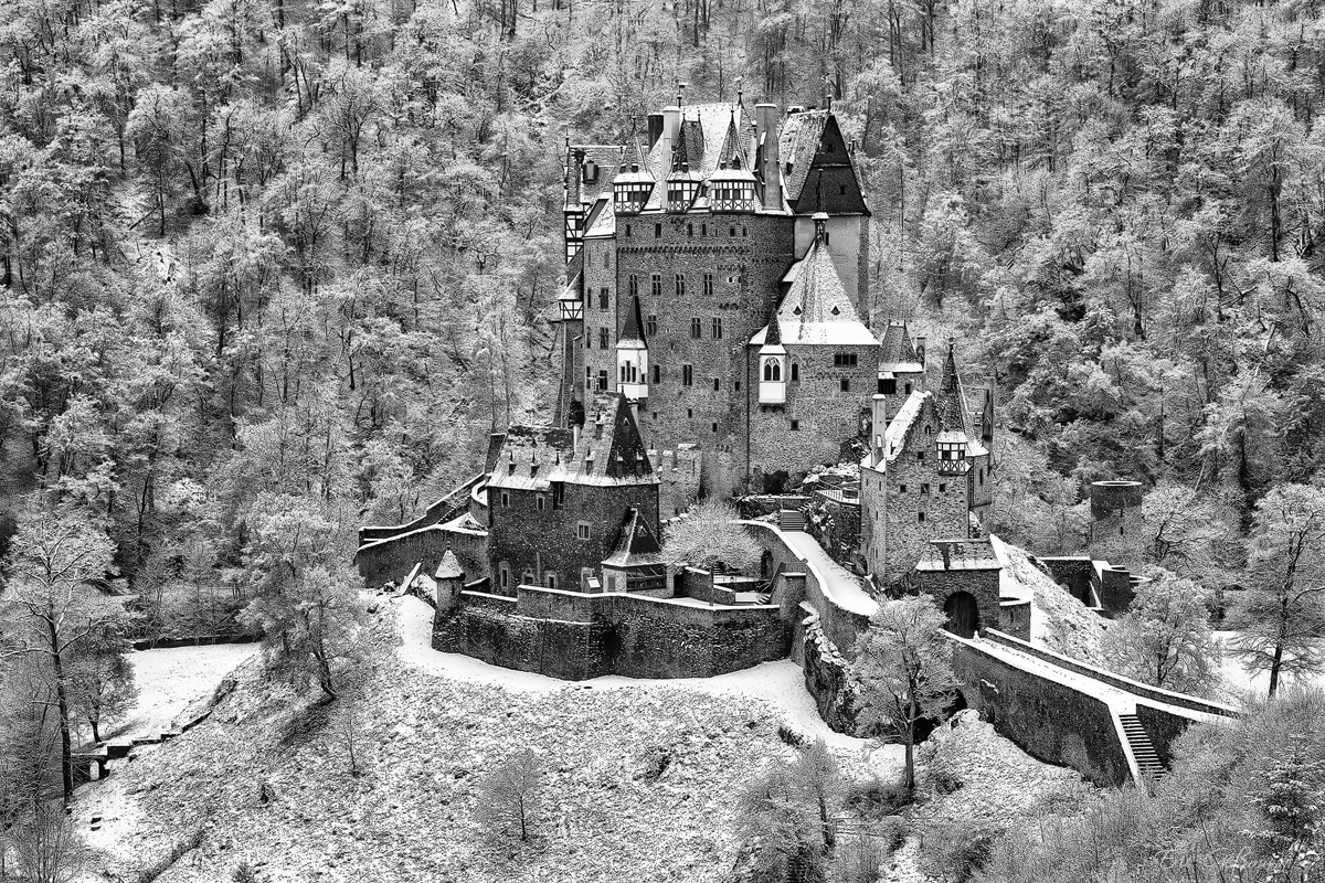 Burg Eltz - Black & White Edition